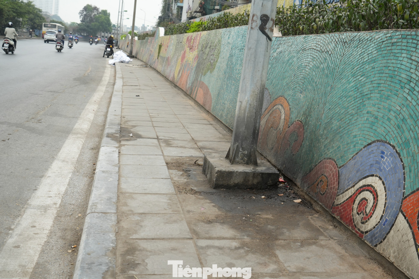 Ô nhiễm nghiêm trọng từ những chân cột điện "không bao giờ khô".