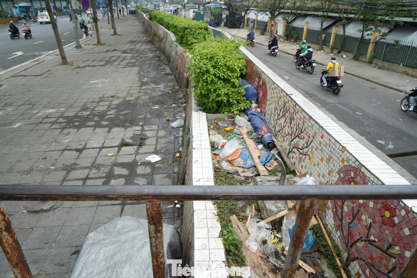 Rác ngập tràn lên cả trên bờ tường.