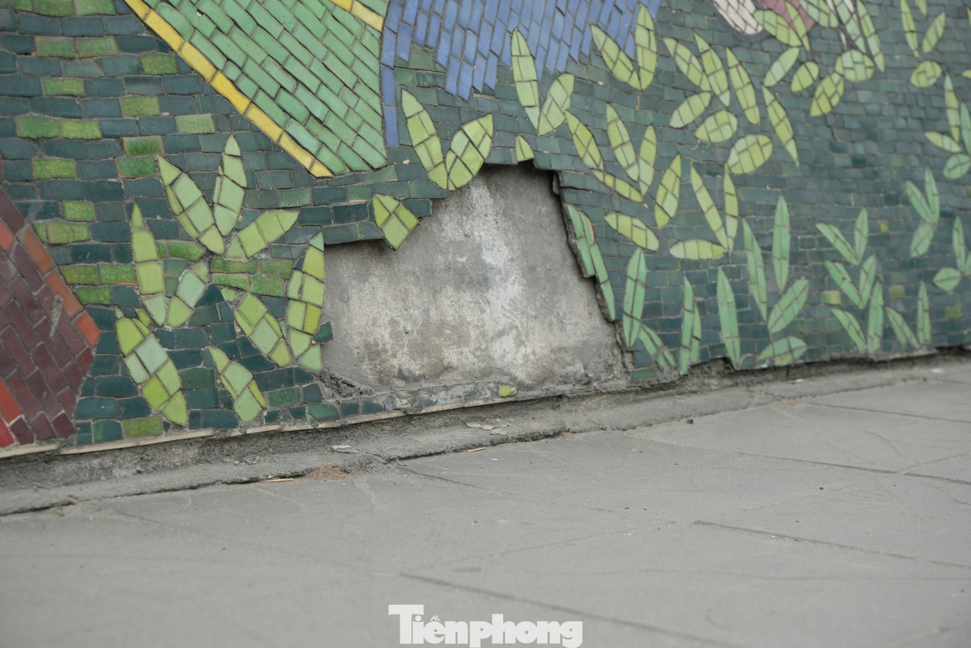 Tranh gốm trên cả đoạn đường này đang thi nhau bong dần ra từ phía dưới.