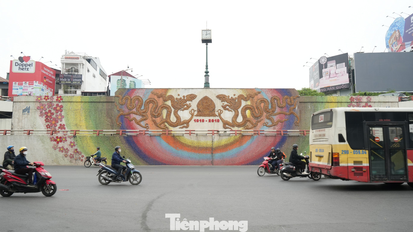 Công trình Con đường gốm sứ là một công trình nghệ thuật trong chương trình chào đón đại lễ 1.000 năm Thăng Long - Hà Nội. Con đường này được Tổ chức Guinness thế giới công nhận là bức tranh gốm dài nhất thế giới (gần 4km), trở thành điểm đến hấp dẫn trong bản đồ du lịch của Thủ đô Hà Nội.