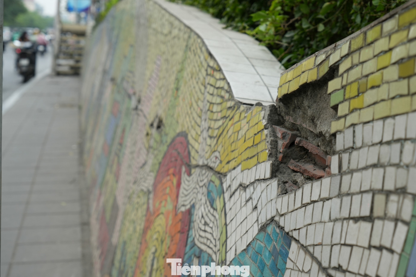 Có nơi thành hố lõm do mất cả gạch xây tường bên trong.