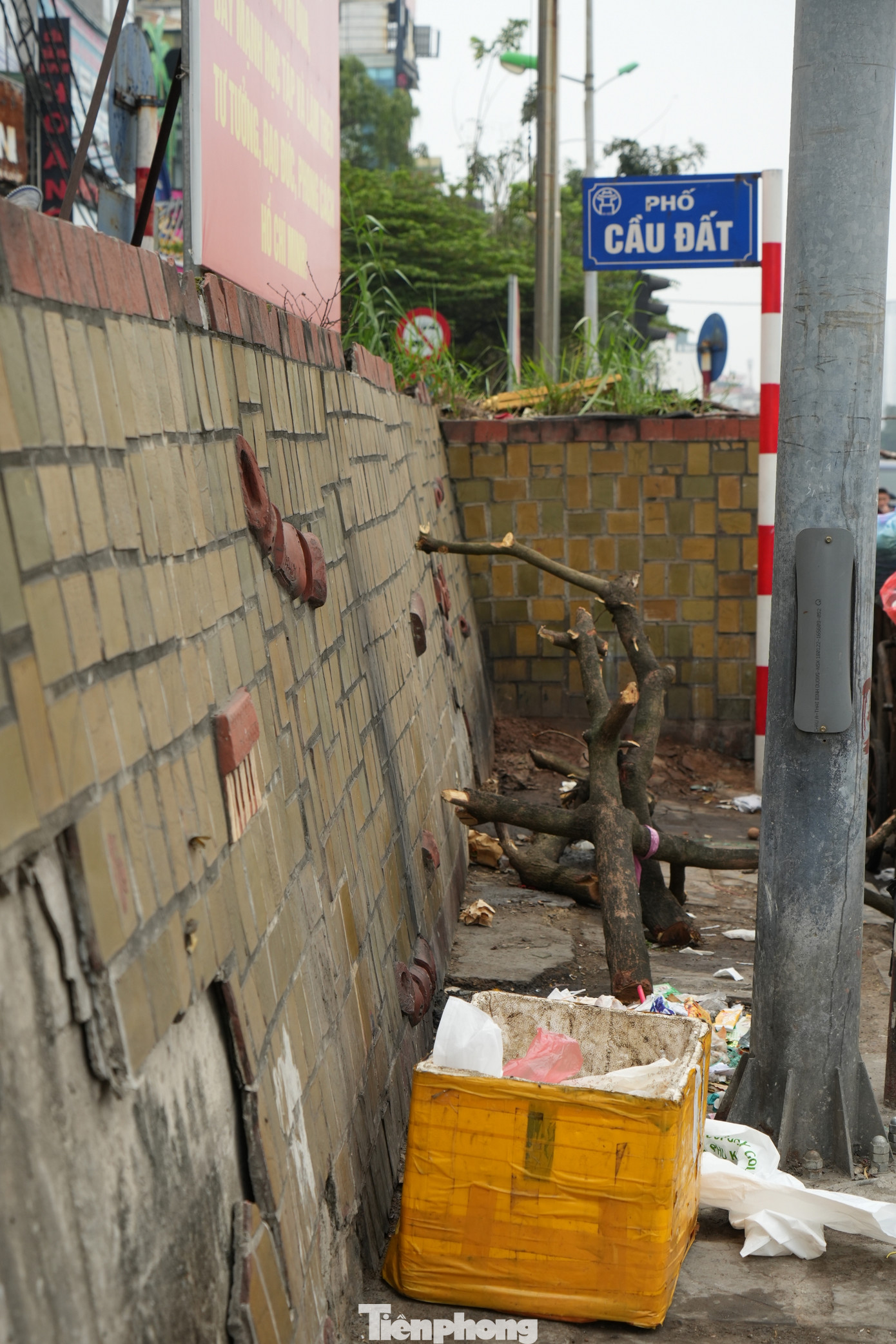 Vật liệu, rác thải tập kết làm hỏng tạo hình nghệ thuật của tác phẩm.