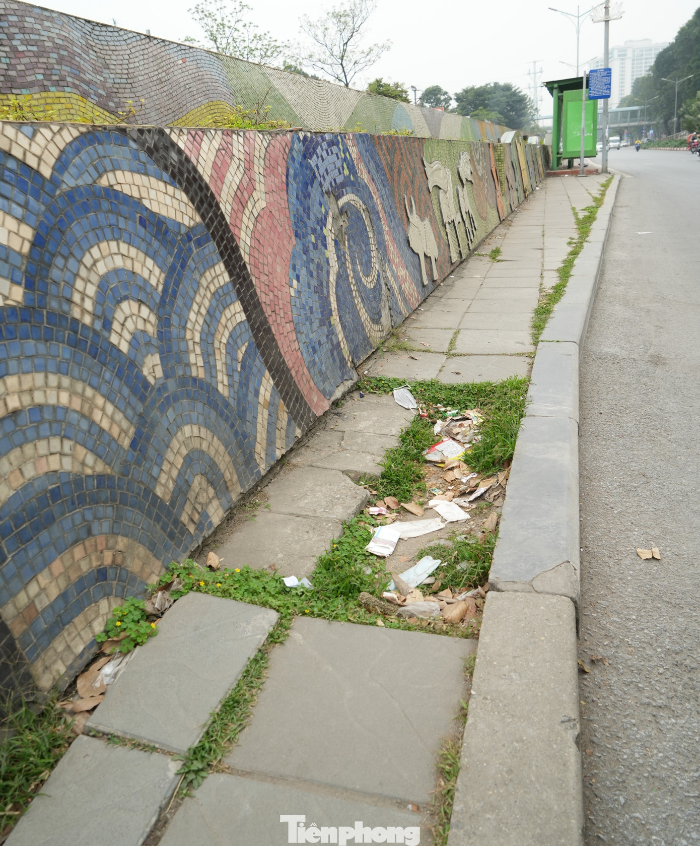 Theo ghi nhận thực tế của Phóng viên báo Tiền Phong, đặc biệt cần nhấn mạnh về thực trạng ô nhiễm môi trường tại đây. Không gian công trình còn tồn tại những vết loang lổ, bốc mùi hôi hám bởi hành động phóng uế bừa bãi của một bộ phận người dân thiếu ý thức và những xe thu gom rác, nhất là đoạn đường từ ngã ba Cầu Đất - Trần Khánh Dư đến gầm cầu Long Biên.