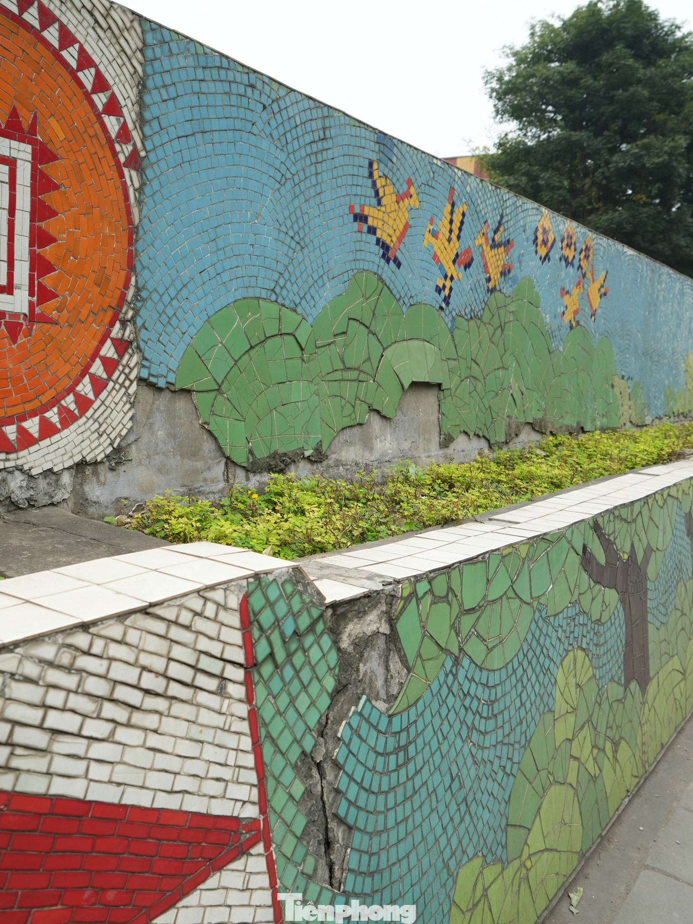 Nhiều người dân và khách du lịch lưu thông qua không khỏi ngỡ ngàng và tiếc nuối trước sự xuống cấp của con đường gốm sứ.