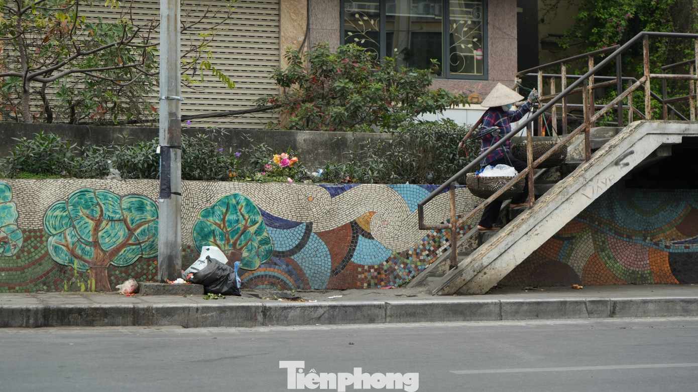 Rác thải vứt bừa bãi, tập kết tại các khu vực cầu vượt đi bộ.