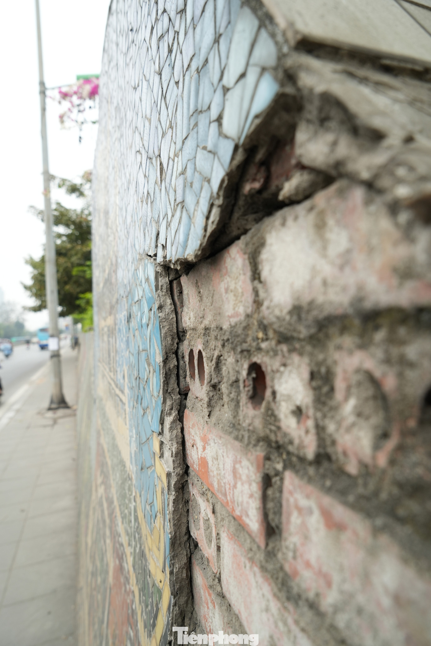 Tuy vậy, hiện tại, đoạn đường tranh gốm bích họa tại khu vực phố Trần Khánh Dư (Hà Nội) thuộc công trình này, đang ngày càng nhếch nhác và xuống cấp trầm trọng. Có những tác phẩm hư hại nặng, không chỉ bong mất lớp gốm mà còn tróc cả lớp vữa, trơ lại bề mặt gạch tường đỏ.