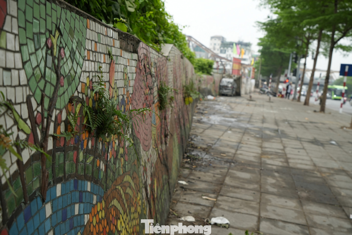 Đoạn trước cổng chợ Long Biên có vỉa hè rộng nhưng không bóng người đi vì nước rác, phóng uế bừa bãi.