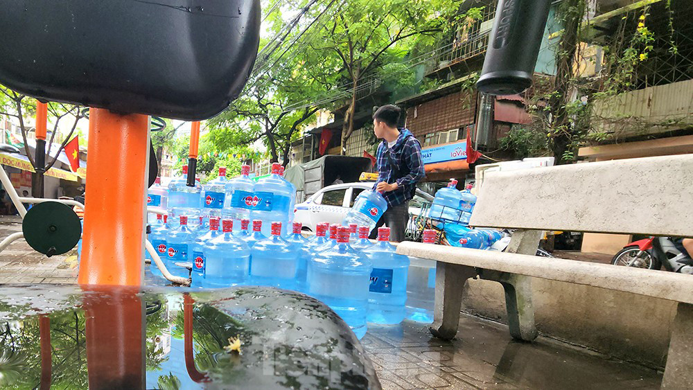 Chuyển sang khu nhá D8, sân chơi khu vực này luôn trong cảnh xe cộ chật như nêm, kèm theo đó là hàng đống bình nước của cơ sở kinh doanh gần đó.