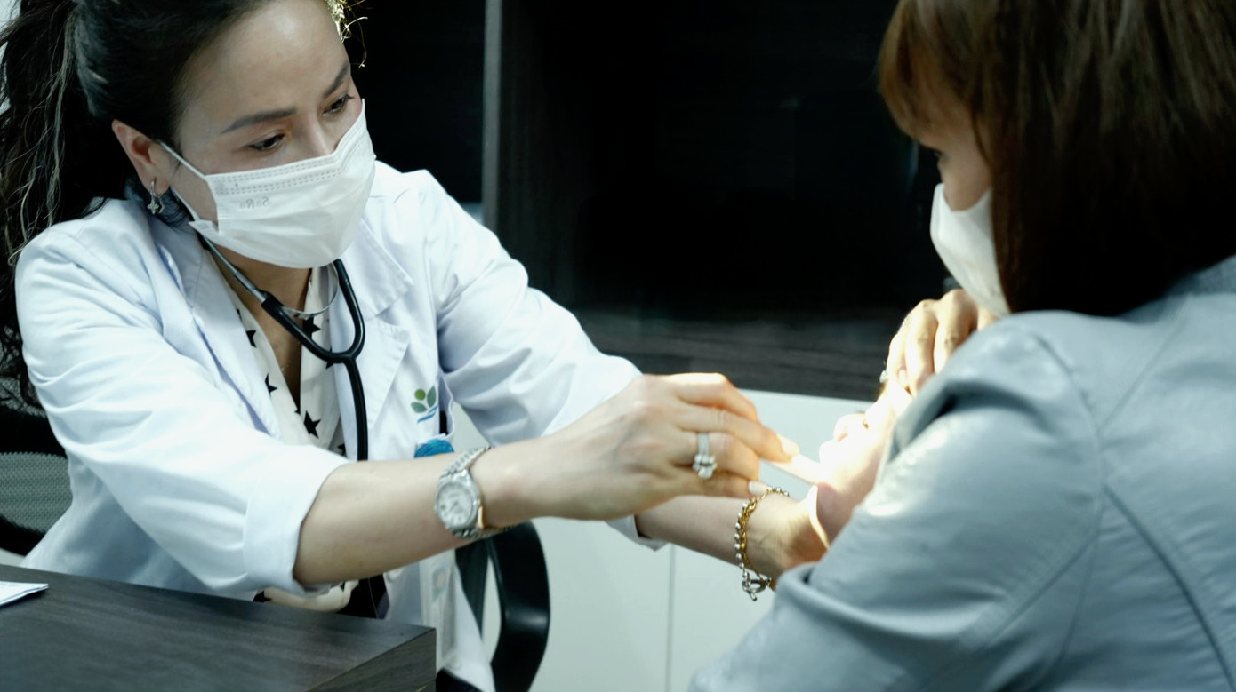 Chủ động vệ sinh hô hấp là rất quan trọng, nhưng trong điều trị đặc biệt cần đưa bệnh nhi tới khám tại các trung tâm y tế để có thể kiểm soát chính xác và dứt điểm, tránh bệnh cảnh chuyển nặng. Chủ động vệ sinh hô hấp là rất quan trọng, nhưng trong điều trị đặc biệt cần đưa bệnh nhi tới khám tại các trung tâm y tế để có thể kiểm soát chính xác và dứt điểm, tránh bệnh cảnh chuyển nặng.