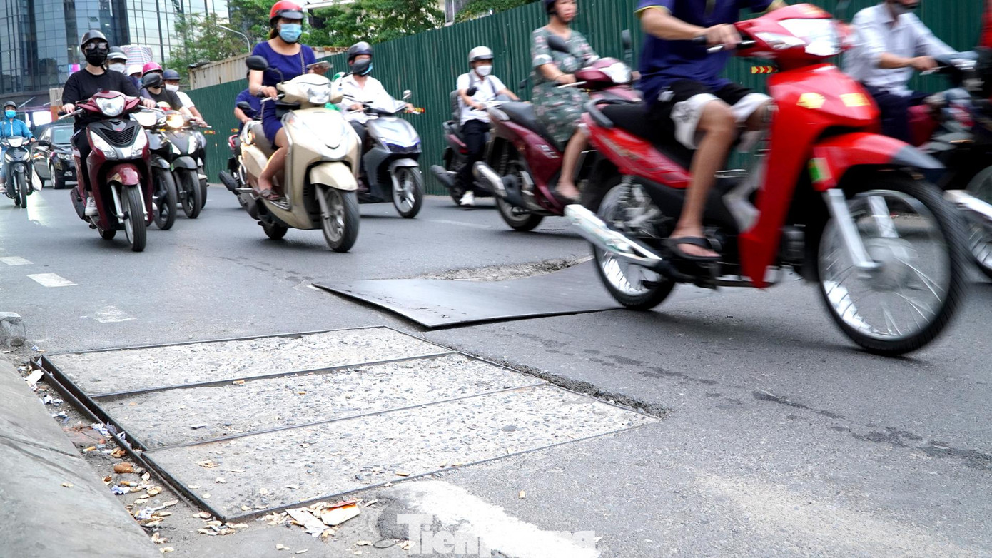 Rất nhiều, rất khó quan sát và rất khó tránh hố và nắp cống. Rất nhiều, rất khó quan sát và rất khó tránh hố và nắp cống.