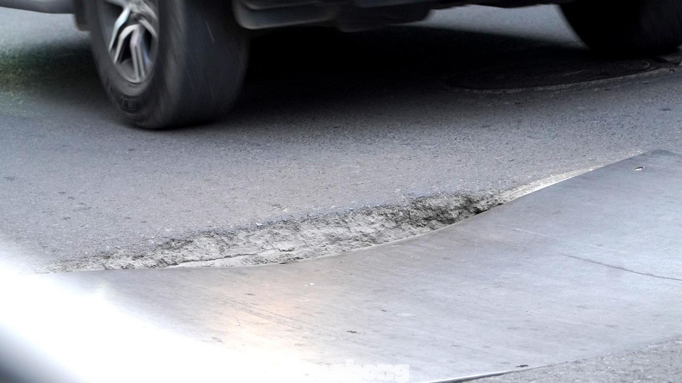 Đặc biệt hố to có tấm che biến dạng lõm, sâu hơn 10cm như chướng ngại "thử thách" tay lái của người tham gia giao thông. Đặc biệt hố to có tấm che biến dạng lõm, sâu hơn 10cm như chướng ngại "thử thách" tay lái của người tham gia giao thông.