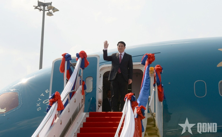 Chủ tịch nước Lương Cường và đoàn đại biểu cấp cao Việt Nam tới sân bay quốc tế Wattay, thủ đô Vientiane, bắt đầu chuyến thăm cấp Nhà nước tới Lào. Ảnh: Báo Quân đội Nhân dân