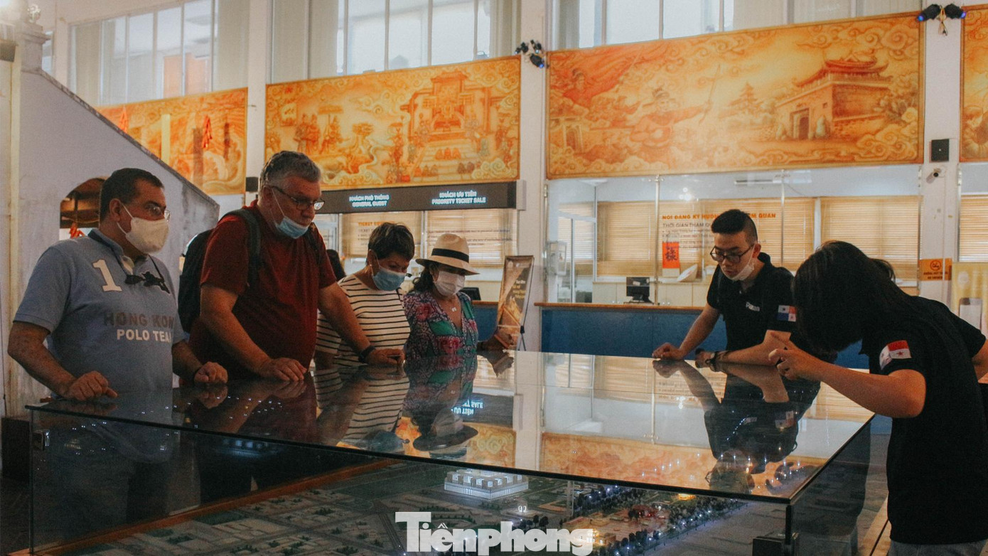 Đoàn khách Đại sứ Panama đã lựa chọn các bạn trẻ sinh viên Hà Nội làm hướng dẫn viên trong hành trình tìm hiểu văn hóa lịch sử tại Bảo tàng Dân tộc học. Đoàn khách Đại sứ Panama đã lựa chọn các bạn trẻ sinh viên Hà Nội làm hướng dẫn viên trong hành trình tìm hiểu văn hóa lịch sử tại Bảo tàng Dân tộc học.