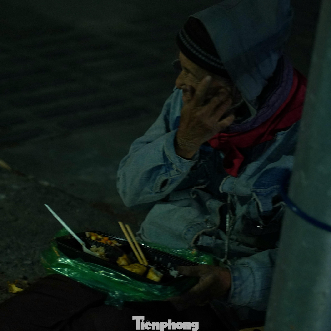 Phút giải lao bên cột đèn đường, nạp năng lượng hiếm hoi giữa giờ lao động.