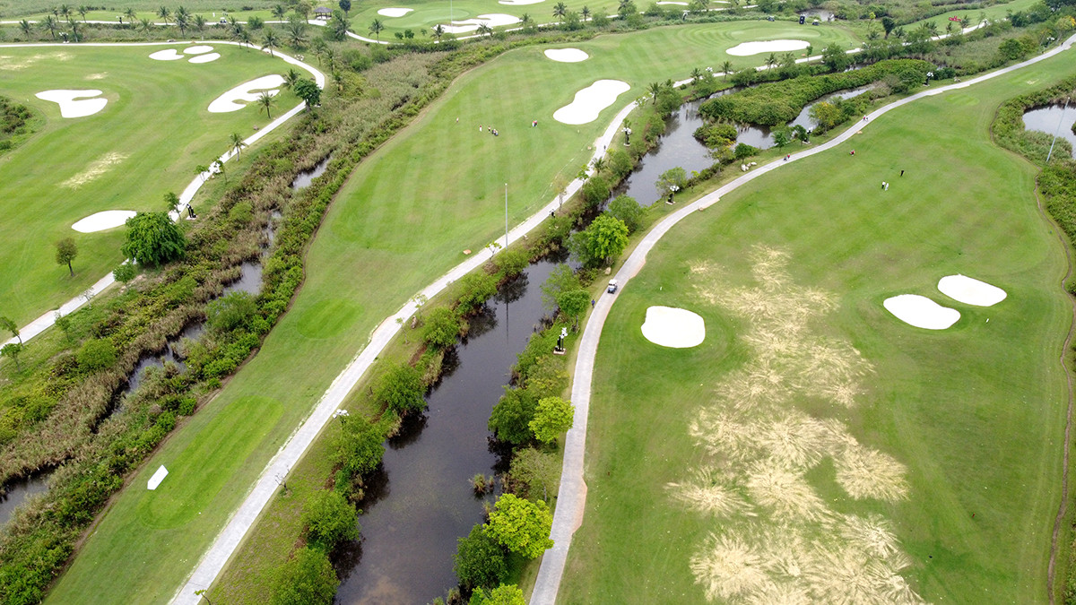 Khuôn viên một khu vực thi đấu có thiết kế đầy thách thức và hấp dẫn trên sân.