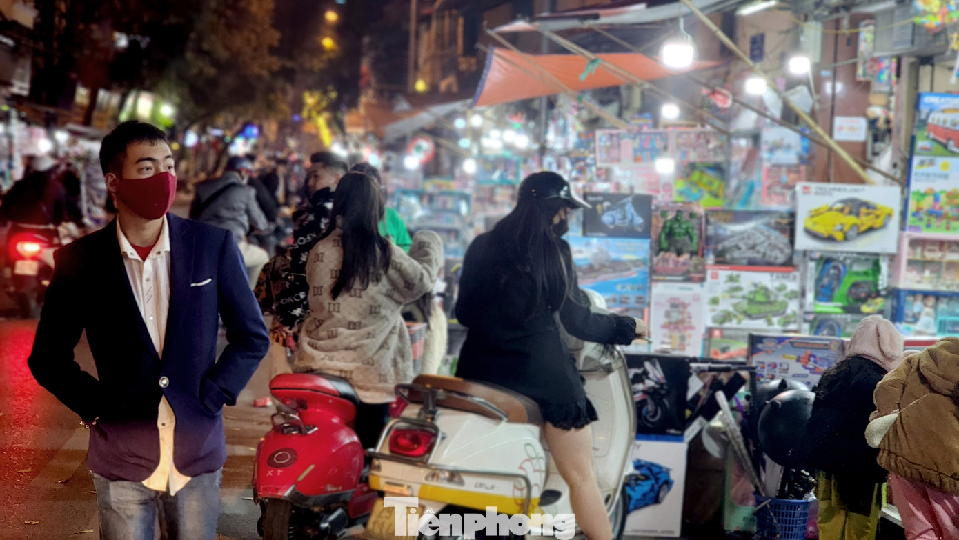 Hơn 20h, thời tiết lạnh dần nhưng không gian phố lại càng thêm đông đúc, tấp nập. Hơn 20h, thời tiết lạnh dần nhưng không gian phố lại càng thêm đông đúc, tấp nập.