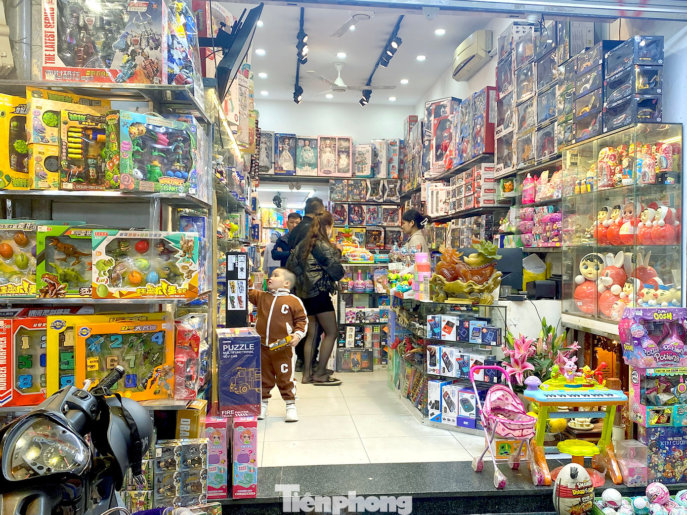 Mức giá các set đồ chơi cơ bản không có biến động tăng theo ngày Tết. Chủ yếu dao động từ vài chục nghìn đến 400 - 500 nghìn. Mức giá các set đồ chơi cơ bản không có biến động tăng theo ngày Tết. Chủ yếu dao động từ vài chục nghìn đến 400 - 500 nghìn.