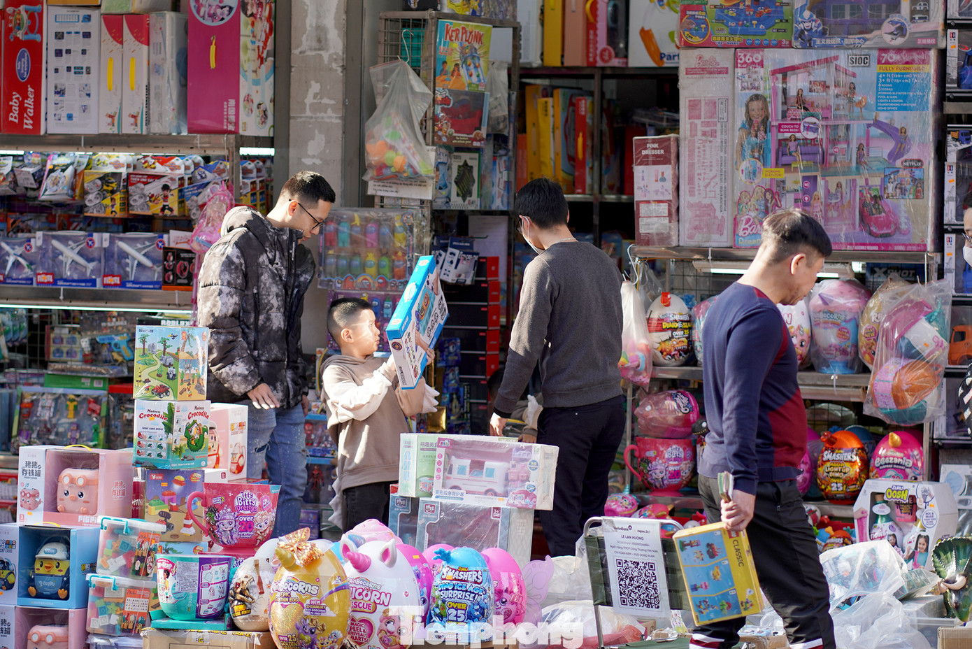 Từ sáng, khu vực các hàng đồ chơi trên phố Lương Văn Can đã mở cửa đón khách. Từ sáng, khu vực các hàng đồ chơi trên phố Lương Văn Can đã mở cửa đón khách.