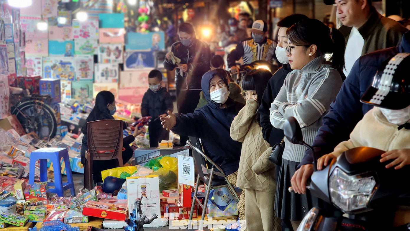 'Phố đồ chơi' ở Hà Nội tấp nập khách tới tận khuya mùng 3 Tết ảnh 4