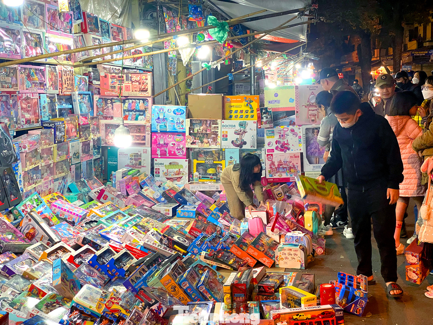 Đồ chơi đa dạng, màu sắc bắt mắt luôn khiến các bạn nhỏ "đắm đuối" ngắm nhìn. Đồ chơi đa dạng, màu sắc bắt mắt luôn khiến các bạn nhỏ "đắm đuối" ngắm nhìn.