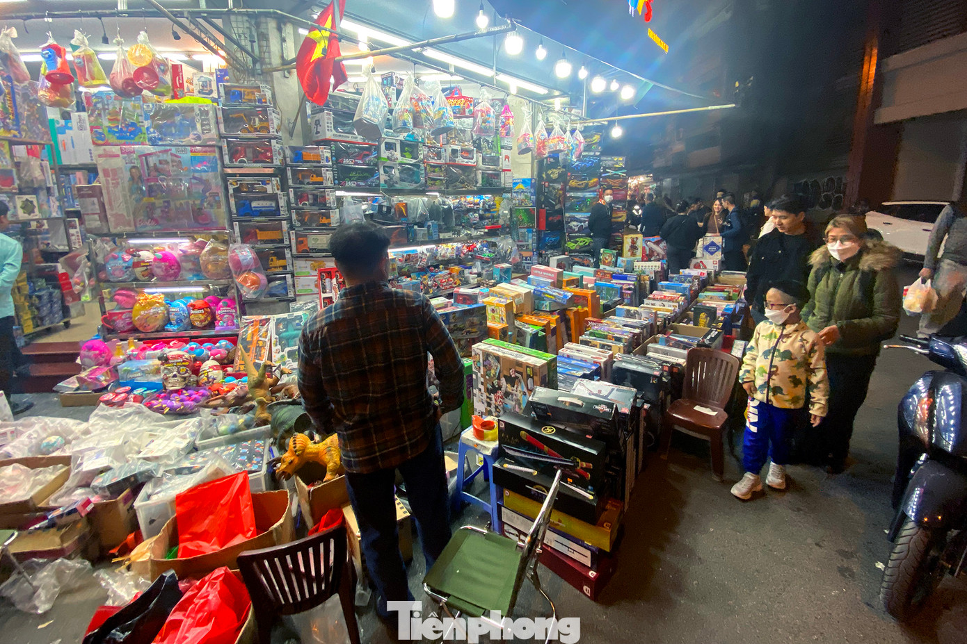 Các loại xếp hình, bộ robot, búp bê ... là các món đồ chơi bán chạy nhất. Các loại xếp hình, bộ robot, búp bê ... là các món đồ chơi bán chạy nhất.