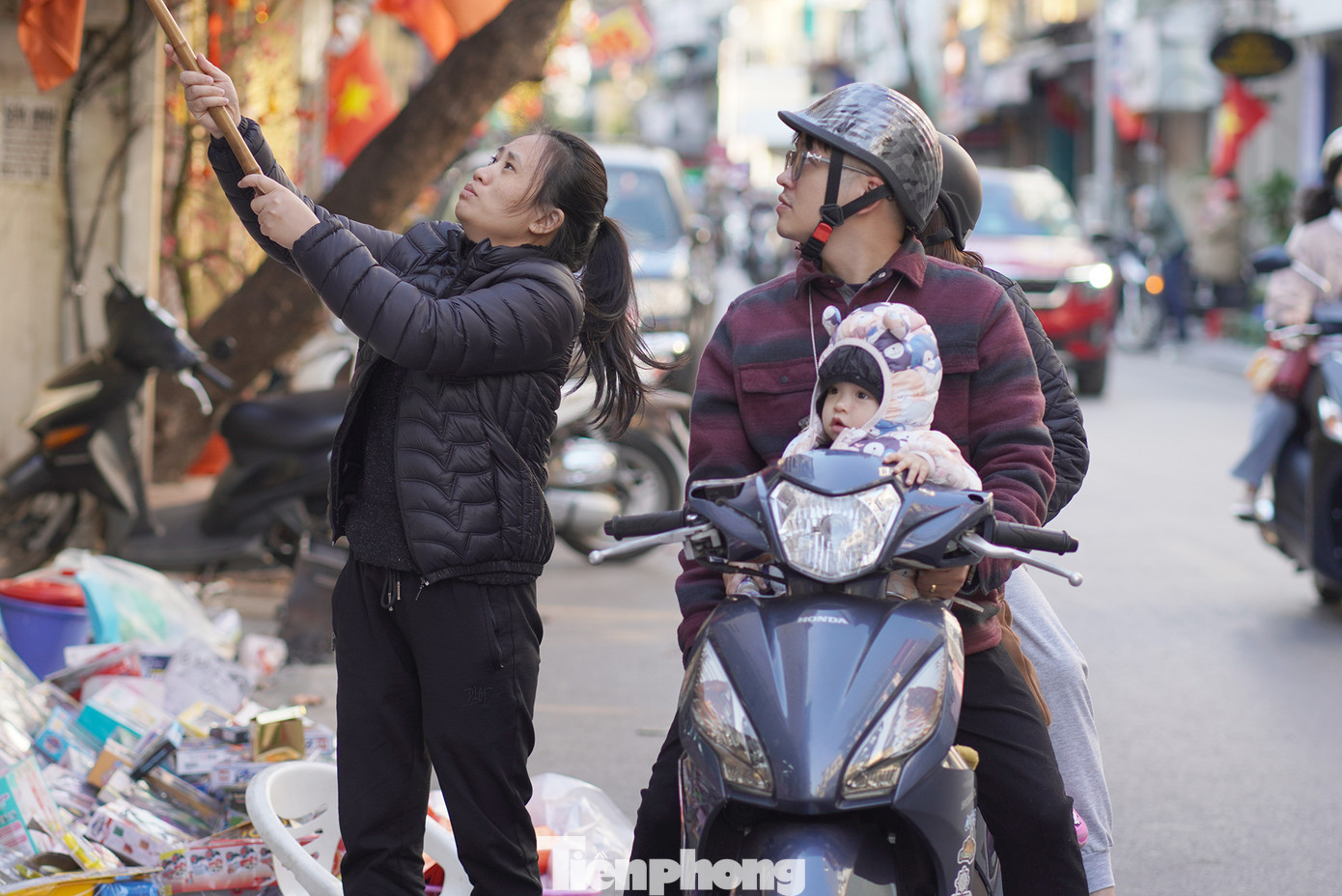 Gia đình nhỏ trên đường đi du xuân tranh thủ ghé chọn đồ chơi cho con. Gia đình nhỏ trên đường đi du xuân tranh thủ ghé chọn đồ chơi cho con.