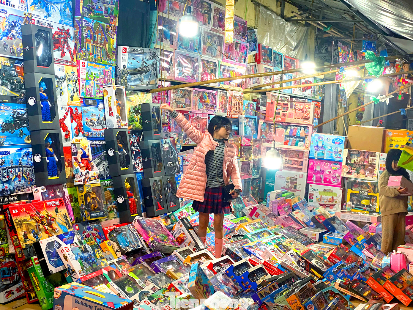 Một em nhỏ đang lựa chọn món đồ chơi mình yêu thích. Một em nhỏ đang lựa chọn món đồ chơi mình yêu thích.