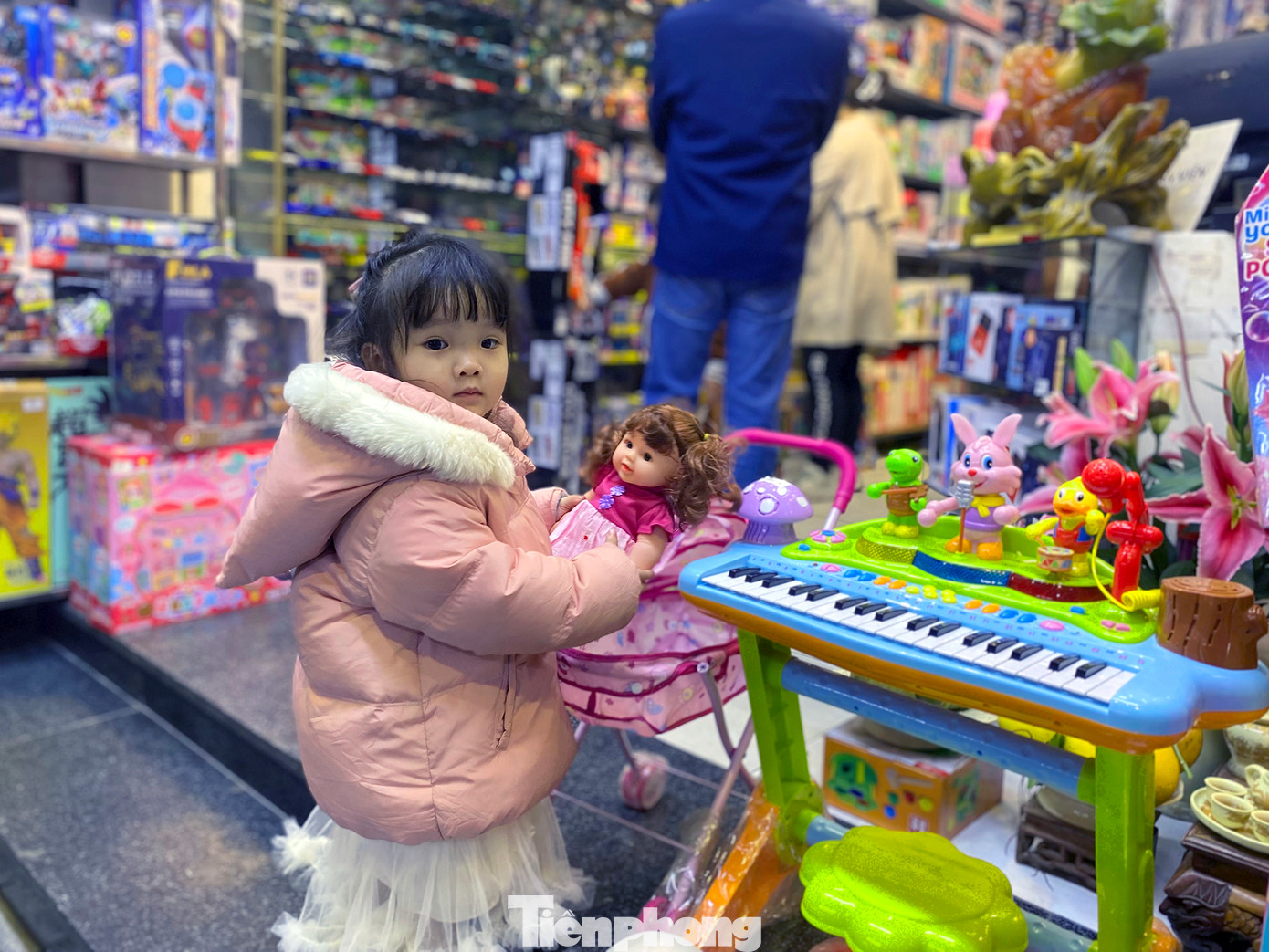 Đôi mắt con nhỏ đắm đuối với món đồ chơi ưng ý khiến bất cứ bậc phụ huynh nào cũng phải "tan chảy". Đôi mắt con nhỏ đắm đuối với món đồ chơi ưng ý khiến bất cứ bậc phụ huynh nào cũng phải "tan chảy".