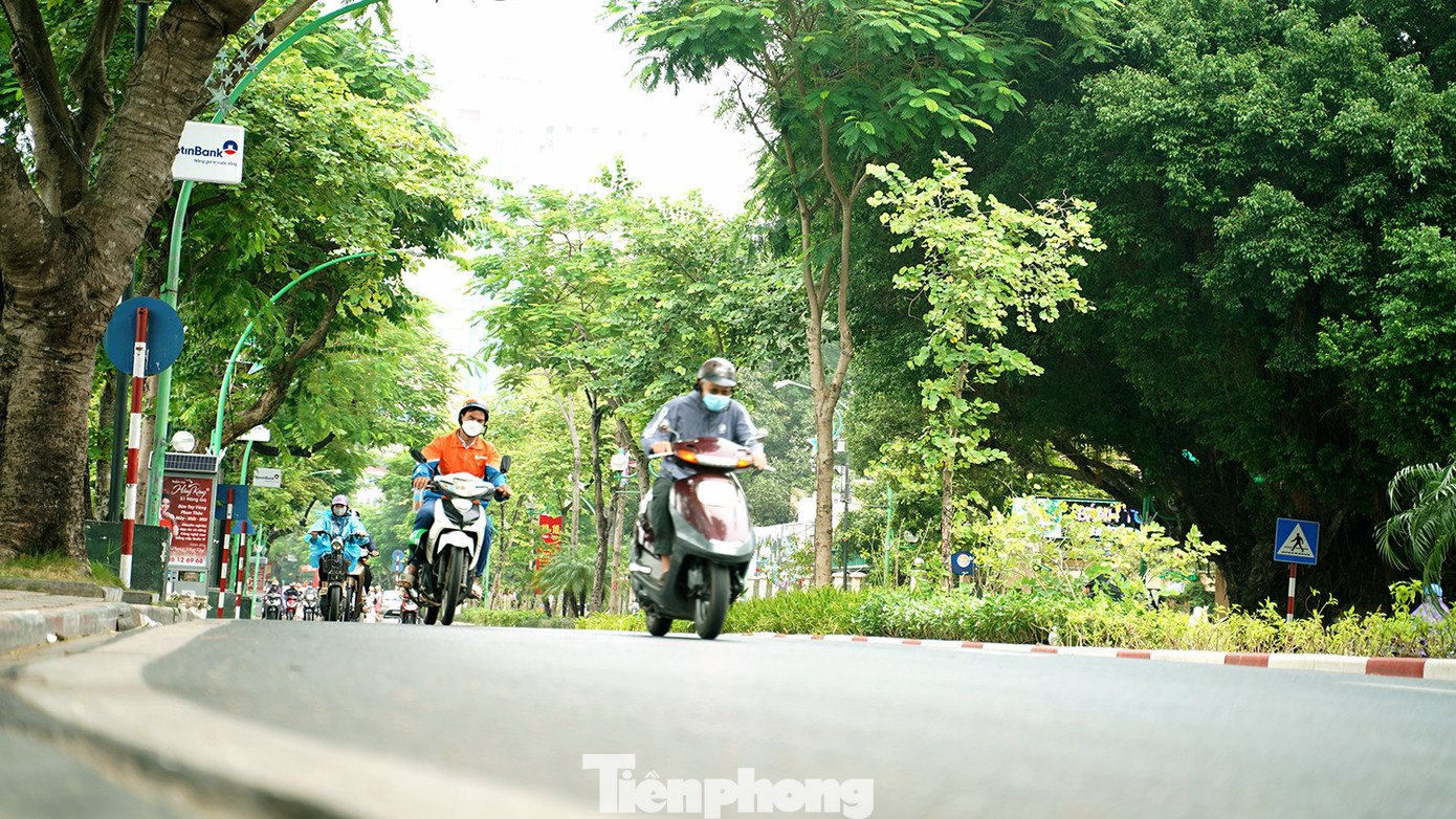 Khu vực Hồ Tây - Hồ Trúc Bạch có mưa nhỏ nhưng gió giữa hai bên hồ lại rất lớn, ai đi qua cũng phải co ro vì lạnh. Khu vực Hồ Tây - Hồ Trúc Bạch có mưa nhỏ nhưng gió giữa hai bên hồ lại rất lớn, ai đi qua cũng phải co ro vì lạnh.