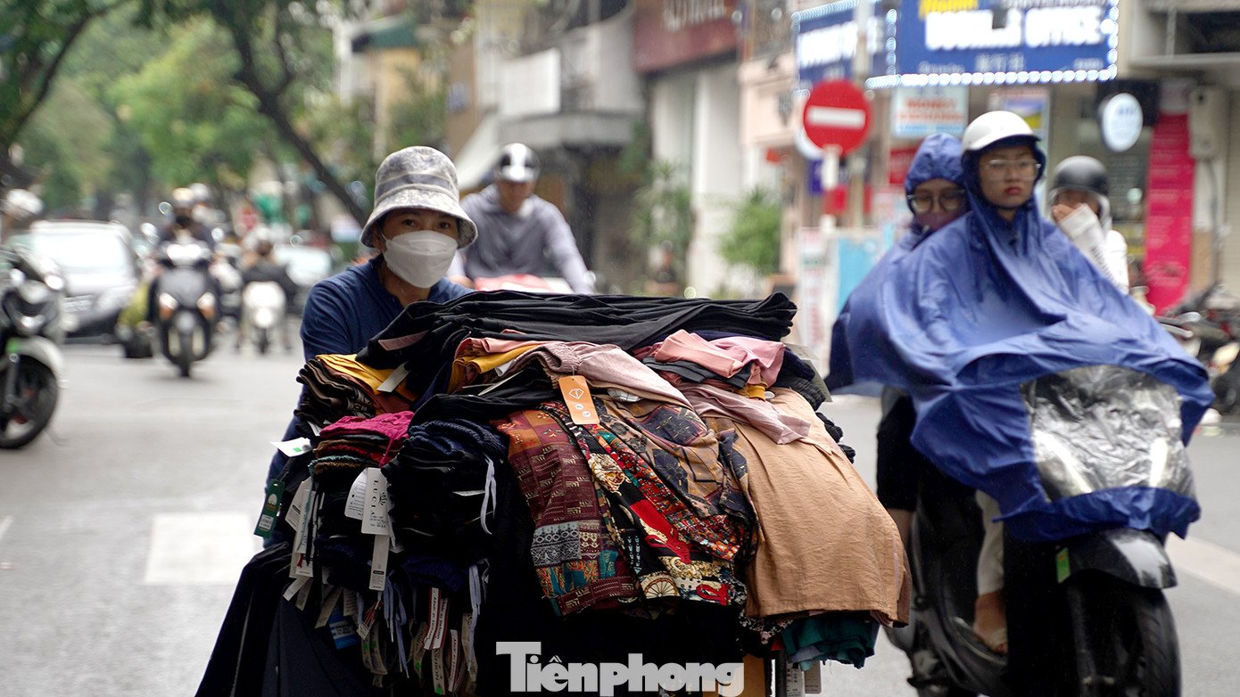 Trên đường phố bắt đầu có những chiếc xe đẩy bán quần áo Thu - Đông, đáp ứng nhu cầu người dân ứng phó với từng cơn gió đầu mùa. Chị Trần Thị Tuệ - người bán quần áo lưu động khu vực phường Đồng Xuân, Hoàn Kiếm - chia sẻ: "Theo thông tin dự báo thì thời tiết không quá lạnh, nhưng những cơn gió xen lẫn mưa phùn cũng đem lại cho mọi người cảm giác rùng mình". Trên đường phố bắt đầu có những chiếc xe đẩy bán quần áo Thu - Đông, đáp ứng nhu cầu người dân ứng phó với từng cơn gió đầu mùa. Chị Trần Thị Tuệ - người bán quần áo lưu động khu vực phường Đồng Xuân, Hoàn Kiếm - chia sẻ: "Theo thông tin dự báo thì thời tiết không quá lạnh, nhưng những cơn gió xen lẫn mưa phùn cũng đem lại cho mọi người cảm giác rùng mình".