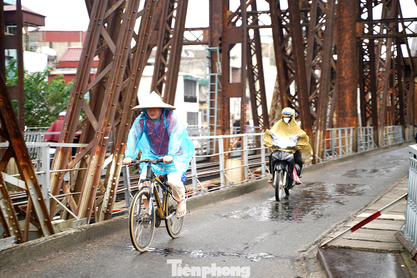 Theo Trung tâm dự báo khí tượng thuỷ văn quốc gia, đợt không khí lạnh này tại miền Bắc trong đó có Thủ đô Hà Nội có thể kéo dài thêm ít ngày tới, mưa có thể kéo dài nhiều ngày. Thông tin, các chỉ số đều ở ngưỡng trung bình nhưng cảm nhận thực tế lại tương đối khắc nghiệt. Người dân cần chủ động trang bị phòng hộ khi di chuyển hoặc ở lâu ngoài trời. Theo Trung tâm dự báo khí tượng thuỷ văn quốc gia, đợt không khí lạnh này tại miền Bắc trong đó có Thủ đô Hà Nội có thể kéo dài thêm ít ngày tới, mưa có thể kéo dài nhiều ngày. Thông tin, các chỉ số đều ở ngưỡng trung bình nhưng cảm nhận thực tế lại tương đối khắc nghiệt. Người dân cần chủ động trang bị phòng hộ khi di chuyển hoặc ở lâu ngoài trời.