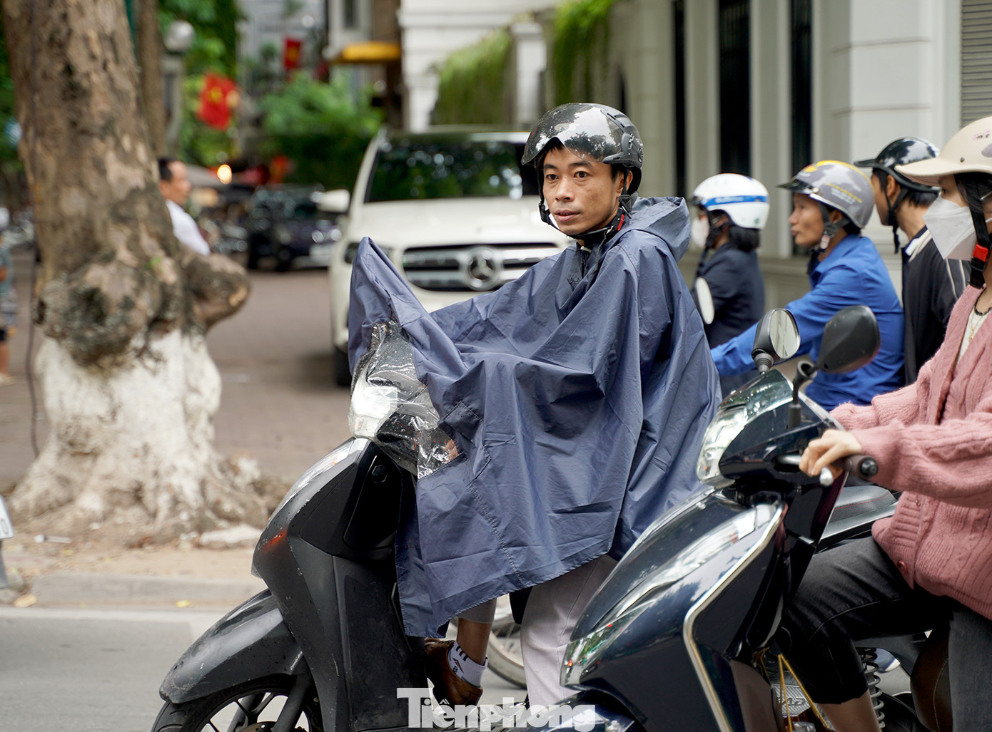 Từ đầu giờ chiều nay, nhiều khu vực ở Hà Nội có mưa phùn, hầu hết người dân khi ra đường đều chuẩn bị áo mưa. Từ đầu giờ chiều nay, nhiều khu vực ở Hà Nội có mưa phùn, hầu hết người dân khi ra đường đều chuẩn bị áo mưa.