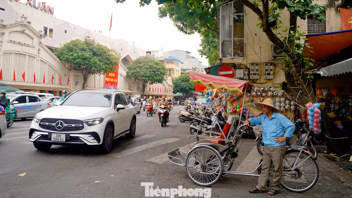 Nhiều hoạt động kinh doanh, dịch vụ tại khu phố cổ Hoàn Kiếm cũng có chút đình trệ bởi cả du khách và người lao động đều phải tránh rét bất ngờ.