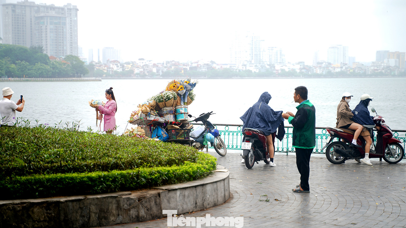 Tranh thủ khoảng thời gian tạnh ráo, một số bạn trẻ tới Hồ Tây chụp ảnh check-in cùng những xe hoa cuối Thu... Tranh thủ khoảng thời gian tạnh ráo, một số bạn trẻ tới Hồ Tây chụp ảnh check-in cùng những xe hoa cuối Thu...