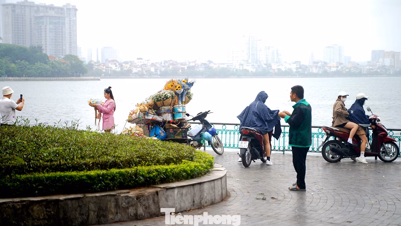 Tranh thủ khoảng thời gian tạnh ráo, một số bạn trẻ tới Hồ Tây chụp ảnh check-in cùng những xe hoa cuối Thu...