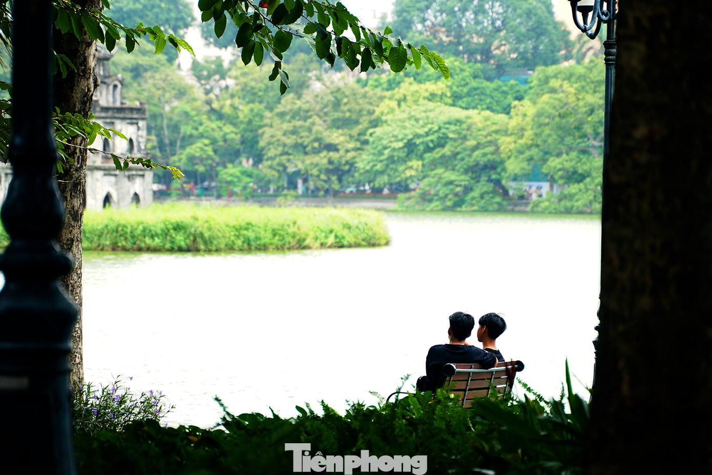 Từ sáng sớm 12/10, những cơn mưa nhẹ kèm gió Đông Bắc bắt đầu xuất hiện ở Thủ đô, nền nhiệt chung dao động quanh ngưỡng 22 - 25 độ C. Khu vực Hồ Hoàn Kiếm vắng vẻ hơn những ngày khác. Từ sáng sớm 12/10, những cơn mưa nhẹ kèm gió Đông Bắc bắt đầu xuất hiện ở Thủ đô, nền nhiệt chung dao động quanh ngưỡng 22 - 25 độ C. Khu vực Hồ Hoàn Kiếm vắng vẻ hơn những ngày khác.