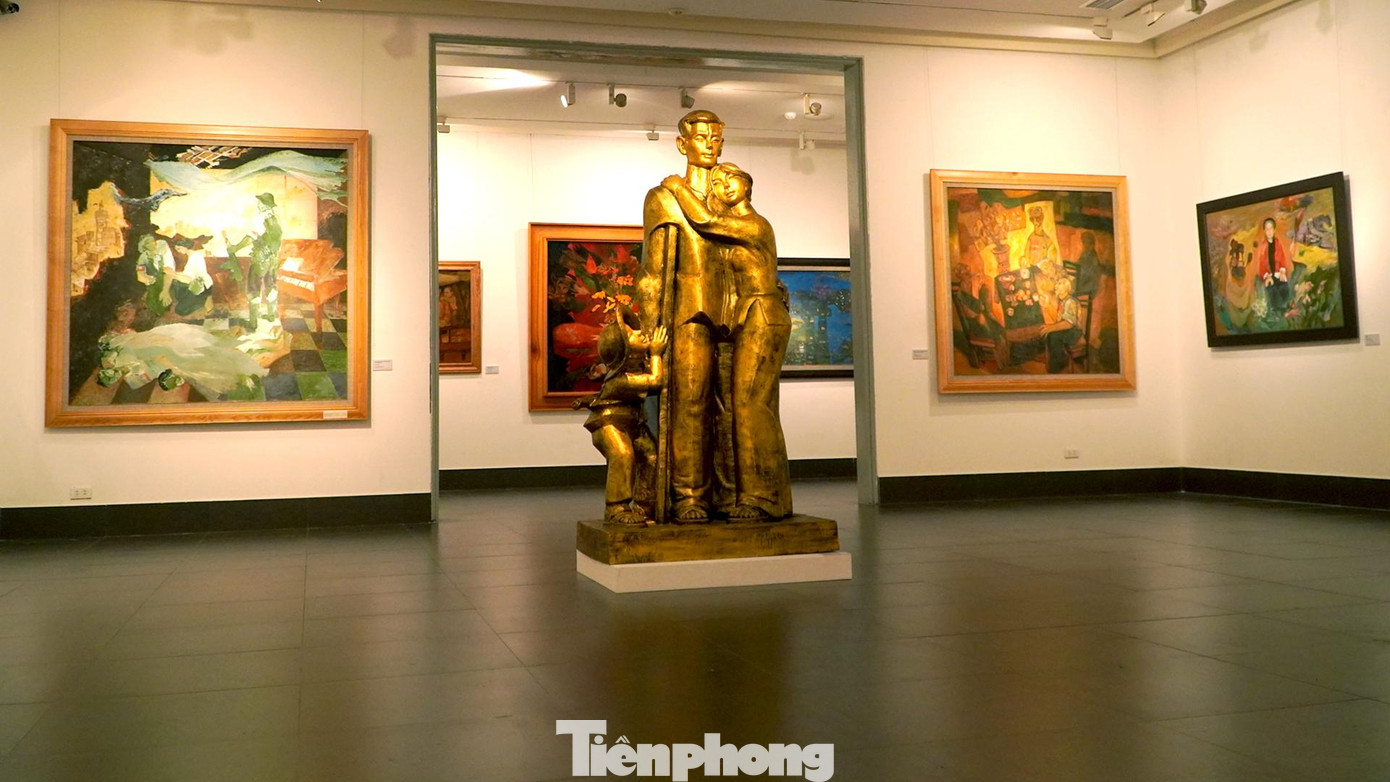 Một số các họa sĩ đã trực tiếp cầm súng chiến đấu tại chiến trường cũng khắc họa lại những khoảnh khắc chân thật và sống động về hình ảnh người lính anh dũng, kiên cường trong chiến đấu Một số các họa sĩ đã trực tiếp cầm súng chiến đấu tại chiến trường cũng khắc họa lại những khoảnh khắc chân thật và sống động về hình ảnh người lính anh dũng, kiên cường trong chiến đấu