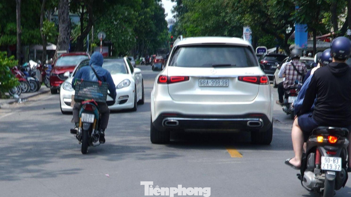 Không ít tình huống "đối đầu" bất dắc dĩ như trong ảnh đã xảy ra. Tuy vậy, không có va chạm nào ghi nhận tới thời điểm này. Hầu hết các phương tiện di chuyển chưa đúng được người dân tham gia giao thông chủ động nhắc nhở.