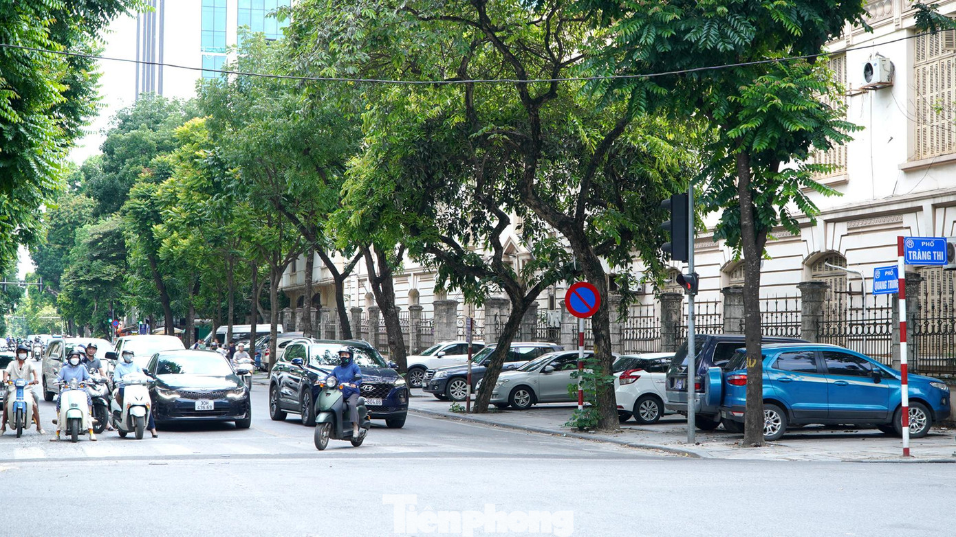 Việc dừng chờ đèn đỏ tại ngã tư Quang Trung - Tràng Thi được chấp hành nghiêm túc... Tuy nhiên là vẫn theo luồng di chuyển một chiều.