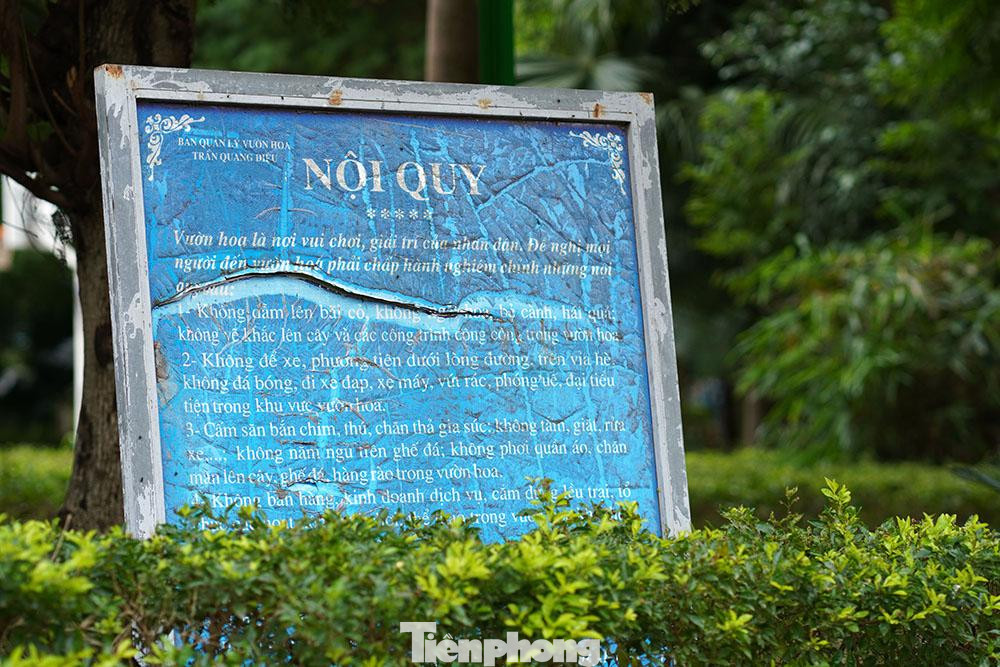 Vốn dĩ xuất phát điểm của dự án này là theo nguyện vọng, nhu cầu chính đáng của cộng đồng dân cư khu vực này mong muốn có một không gian công cộng, văn minh. Thế nhưng, đến nay những khẩu hiệu, biểu ngữ và nội quy tại không gian vườn hoa Trần Quang Diệu trở thành những hình tượng xộc xệch, nhếch nhác. Trong ảnh: Bảng Nội Quy rách nát không được tu sửa, bảo dưỡng...