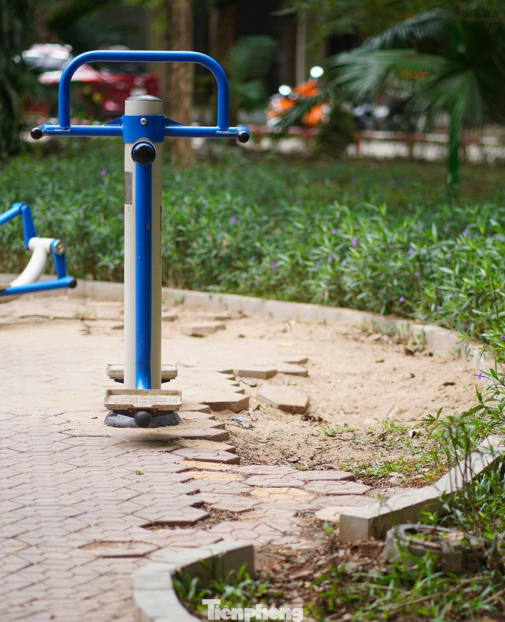 Gạch lát bị tróc, còn trơ lại lớp cát nền gây mất vệ sinh và thẩm mĩ. Chiếc máy tập kế bên có thể 'bật ngửa' bất cứ lúc nào.