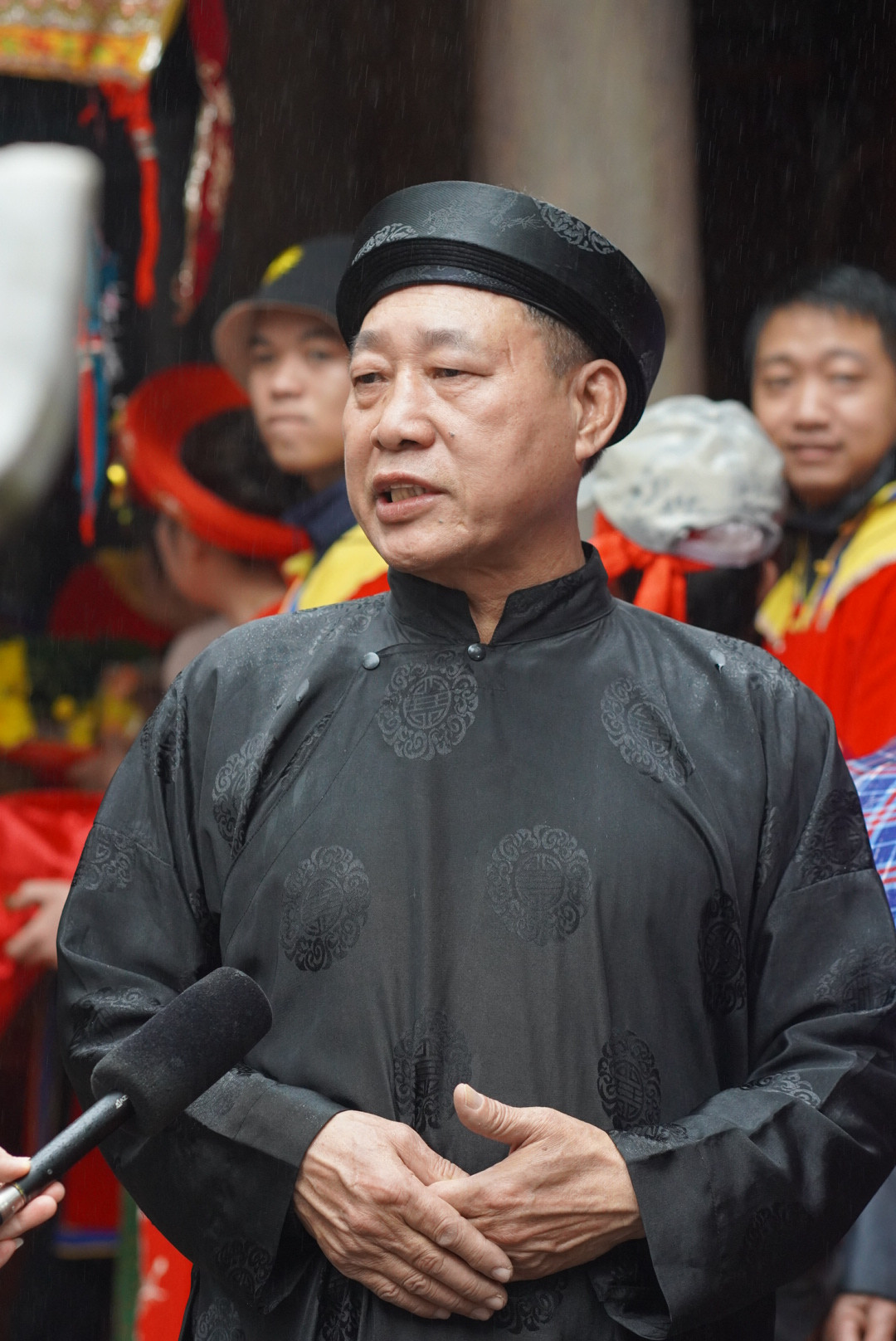 Ông Nguyễn Sĩ Đãng - Trưởng ban Khánh tiết làng Đình Cả ( Tiên Du - Bắc Ninh) cho biết: &quot;Năm nay thời tiết khó khăn nhưng phần rước lễ của vùng Lim chúng tôi vẫn diễn ra thuận lợi. Nhiều lượt người đã tới tham dự và chuẩn bị từ nhiều ngày trước cho sự kiện chính lễ hôm nay&quot;.