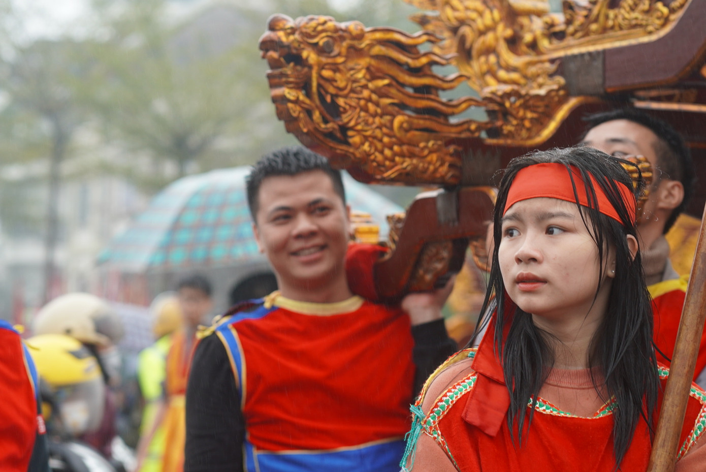 Khuôn mặt rạng ngời của những người trẻ đất Kinh Bắc trong lễ rước truyền thống.