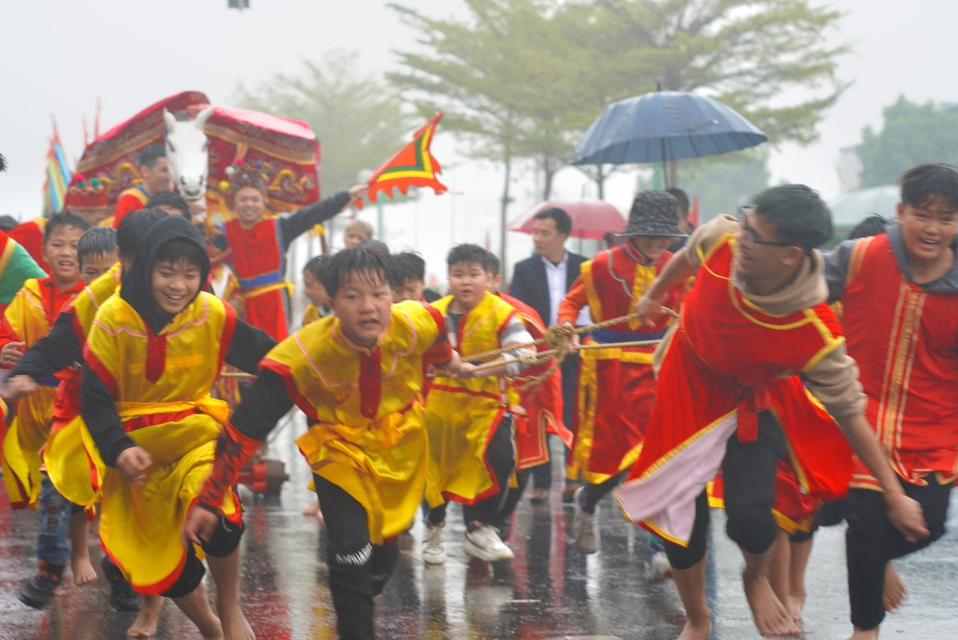 Đặc biệt độc đáo phần nghi thức kéo ngựa trong lễ rước, tạo nên không khí rộn rã sôi động thu hút đông đảo người dân cổ vũ.