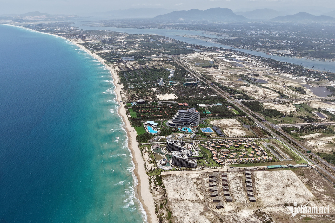 Bãi Dài với hệ thống khu nghỉ dưỡng, khách sạn nổi tiếng. Ảnh: Xuân Ngọc.