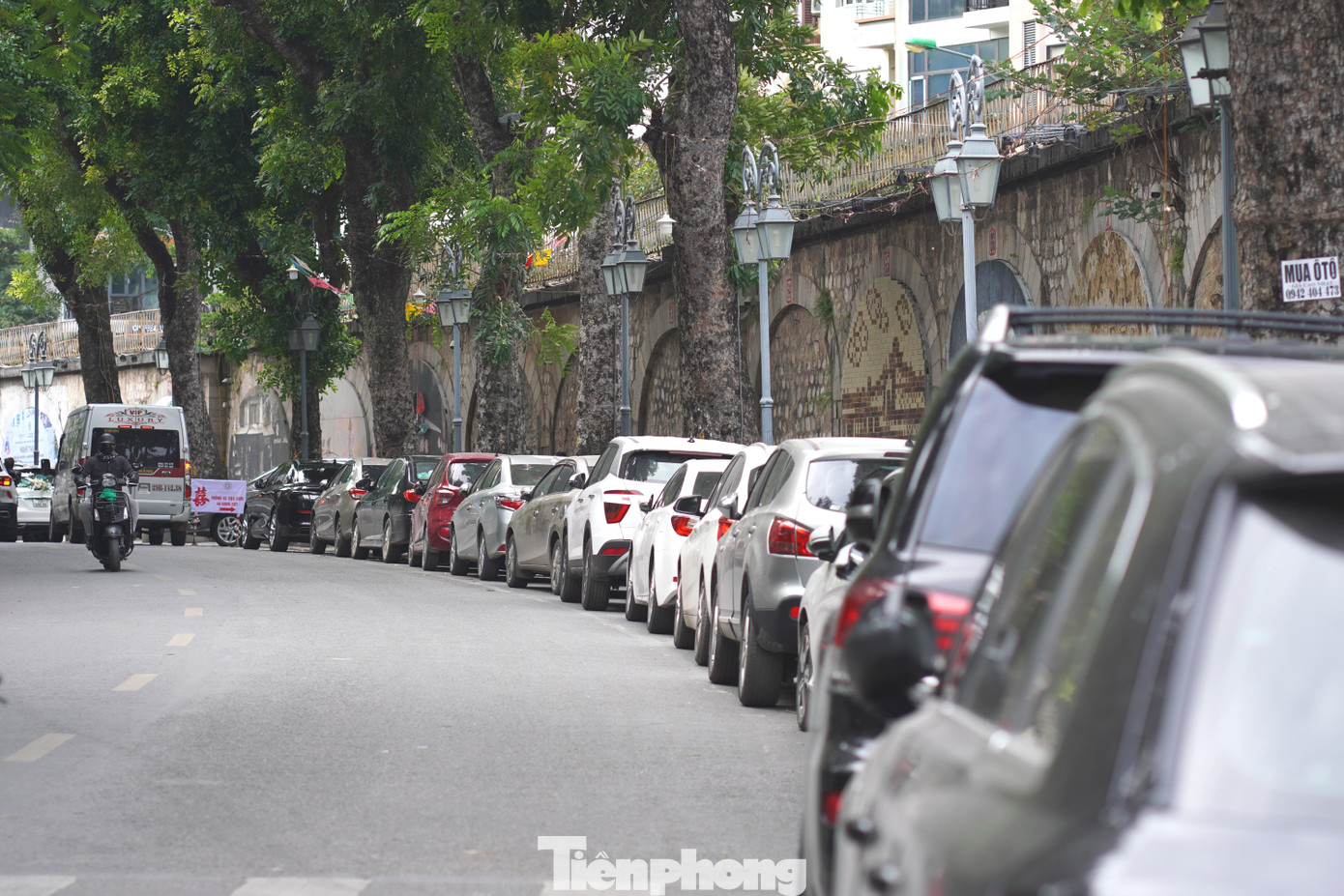 Lòng đường nơi đây luôn chật kín xe ô tô để ngày đêm, chắn tầm mắt, che khuất các tác phẩm nghệ thuật. Lòng đường nơi đây luôn chật kín xe ô tô để ngày đêm, chắn tầm mắt, che khuất các tác phẩm nghệ thuật.