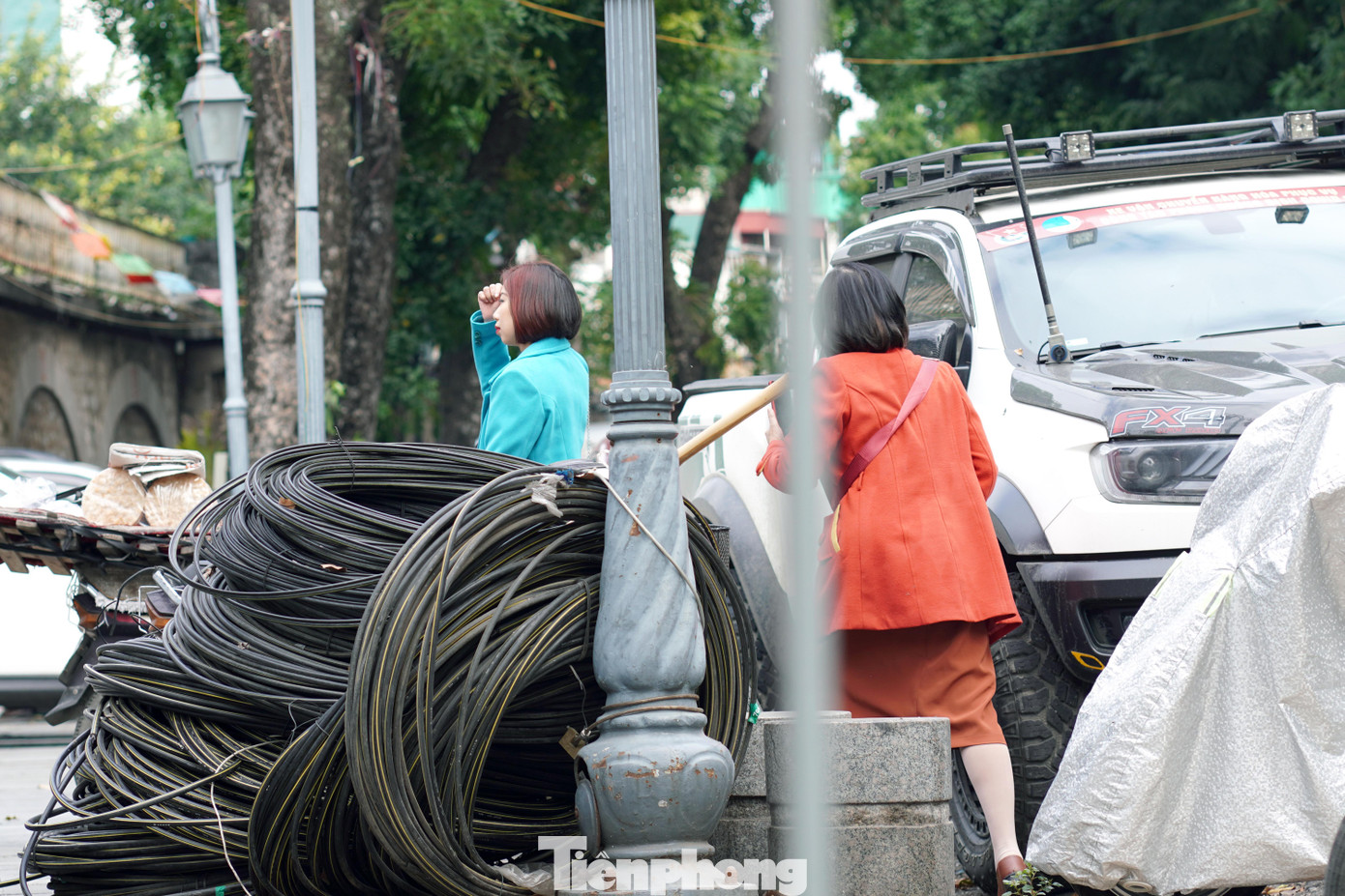 Du khách vất vả "chen chân" giữa đủ thứ lộn xộn được tập kết bừa bãi ở đây. Du khách vất vả "chen chân" giữa đủ thứ lộn xộn được tập kết bừa bãi ở đây.
