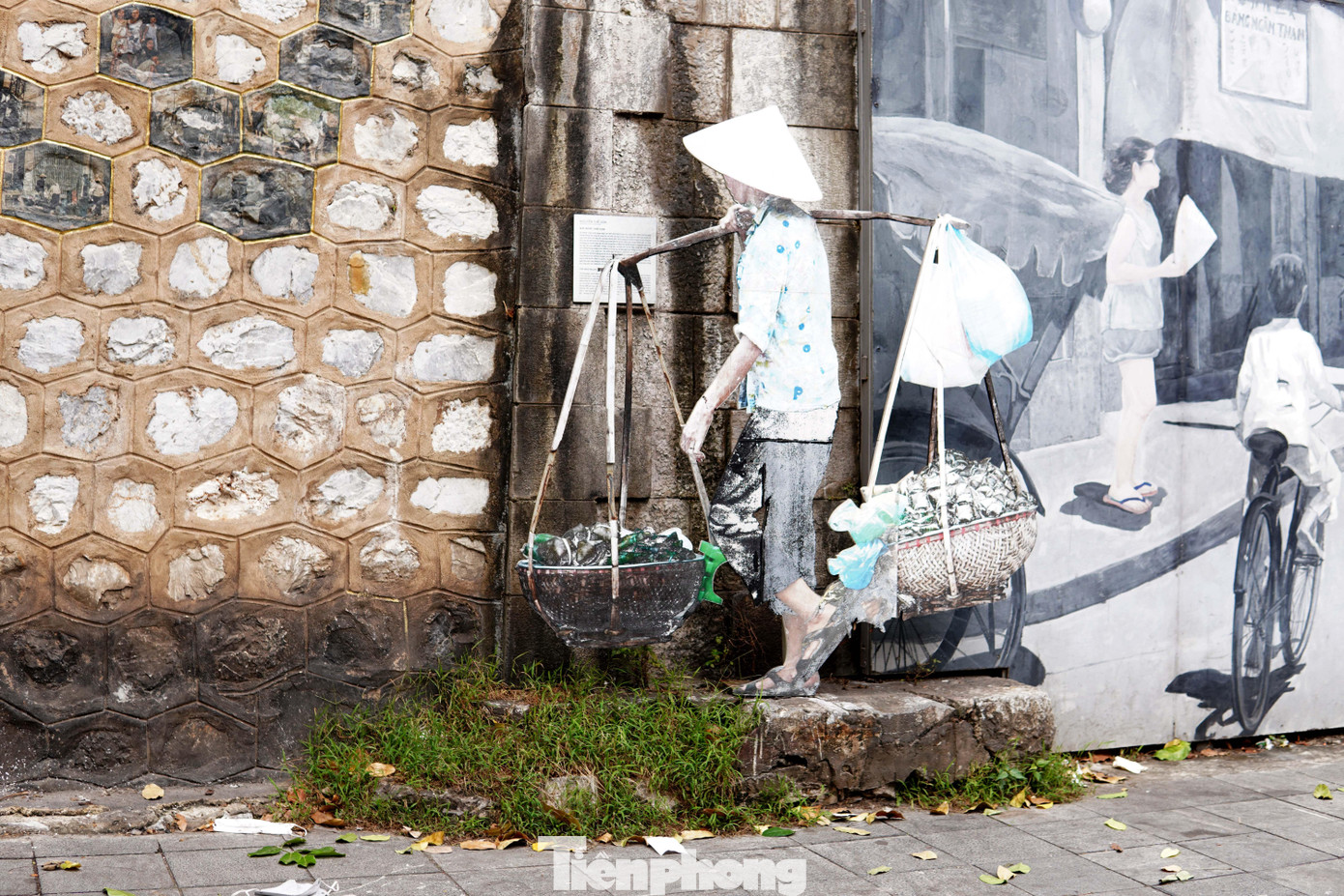 Tác phẩm có dấu hiệu hoen rỉ, các nét vẽ bị biến dạng và bạc màu. Khu vực xung quanh đầy rác và cỏ dại. Tác phẩm có dấu hiệu hoen rỉ, các nét vẽ bị biến dạng và bạc màu. Khu vực xung quanh đầy rác và cỏ dại.