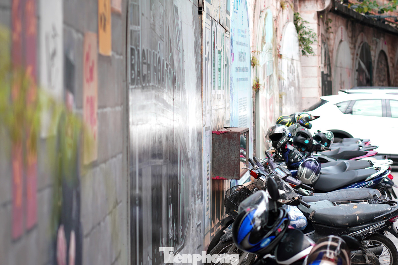 Tập kết xe đâm thẳng bánh vào tranh bích họa.... không có khoảng cách với các tác phẩm. Tập kết xe đâm thẳng bánh vào tranh bích họa.... không có khoảng cách với các tác phẩm.