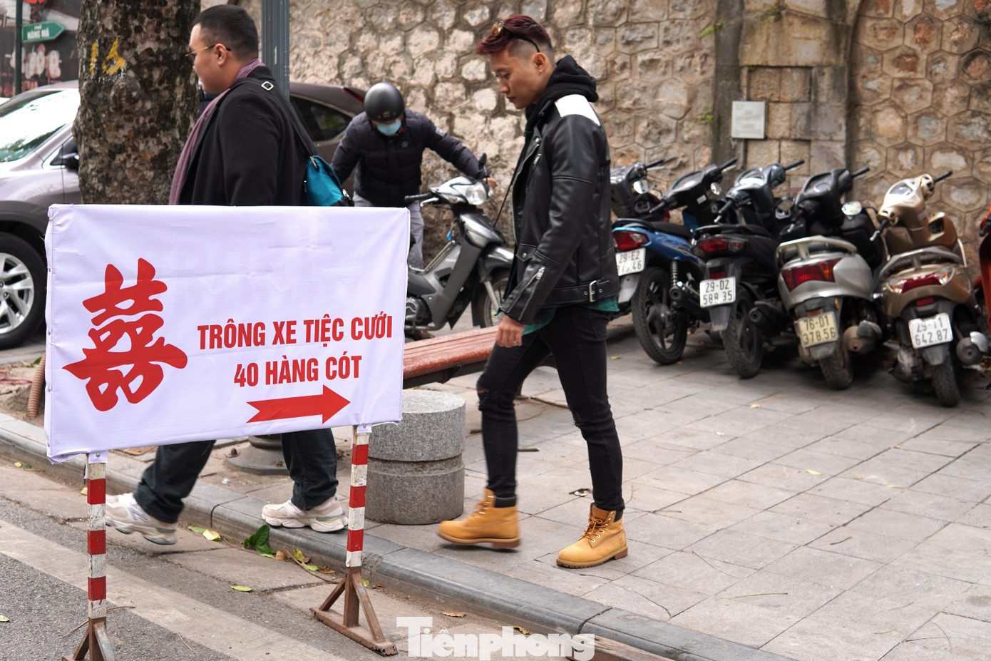 Trên vỉa hè thậm chí có cơ sở lấn chiếm sử dụng thành bãi "trông xe tiệc cưới". Trên vỉa hè thậm chí có cơ sở lấn chiếm sử dụng thành bãi "trông xe tiệc cưới".